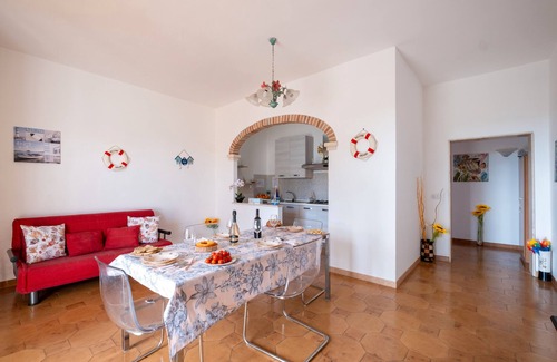 La Strea House | Holiday Home 'Villetta Privata Hoana Sul Mare' with Sea View, Private Garden and Air Conditioning