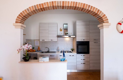 La Strea House | Holiday Home 'Villetta Privata Hoana Sul Mare' with Sea View, Private Garden and Air Conditioning