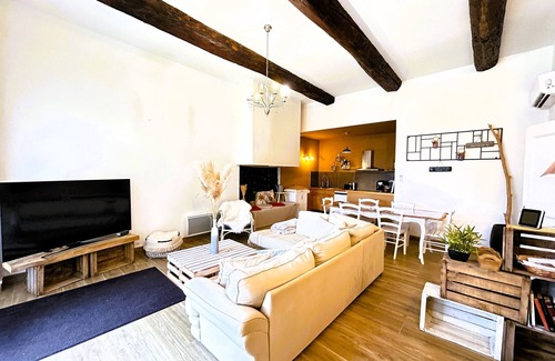 Quarante House | Holiday Home 'Villa Des Vignes Et Spa' with Private Terrace, Wi-Fi and Air Conditioning
