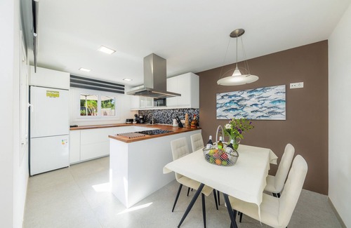 Son Moll House | Holiday Home 'Villa Neptuno' with Private Pool, Wi-Fi and Air Conditioning