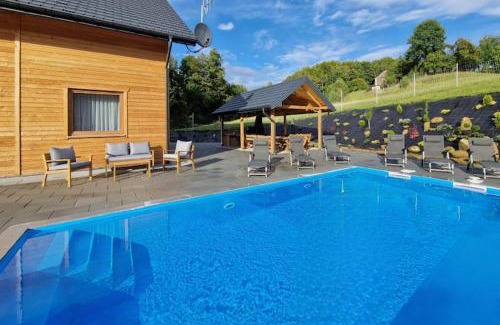 gmina Iwierzyce House | Holiday Home Wi niowa with Pool and Mountains