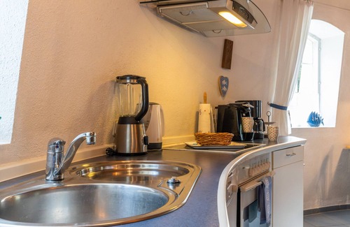 Cuxhaven House | Holiday Home 'Windmill Betty by the North Sea' with Private Terrace, Private Garden and Wi-Fi