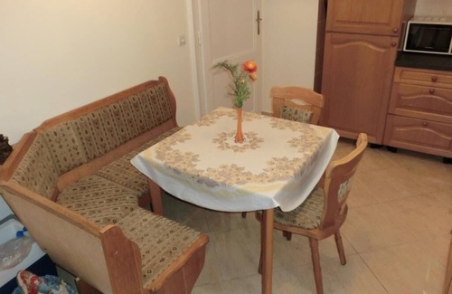 Zuglo House | Holiday home with large garden for families and dogs