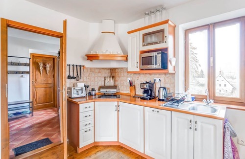 Bozanov House | Holiday Home with Private Terrace and Garden