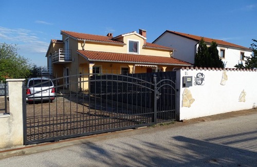 Kastel House | Holiday house Buje for 1 - 9 persons with 4 bedrooms - Holiday home