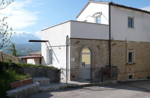 San Valentino In Abruzzo House | Holiday house 'Elvira Basilico' with terrace