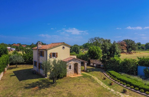 Muntic Villa | Holiday house Istria Moderna * 3000 m2 garden, private pool, BBQ, WiFi