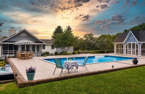 Midway House | HOLIDAY HOUSE - Kentucky Bluegrass Home on Champion Thoroughbred Farm