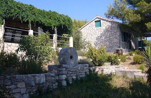 Donje Selo House | Holiday house Maslinica for 1 - 4 persons with 2 bedrooms - Holiday home