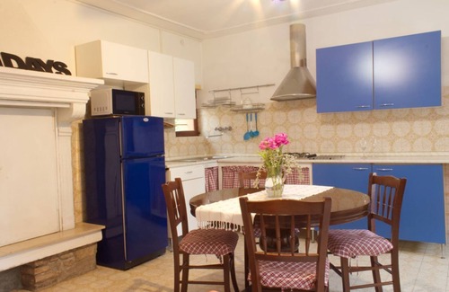 Peschiera del Garda Apartment | Holiday in Peschiera, 1. 5 from the historic center apartment on the ground floor and garden