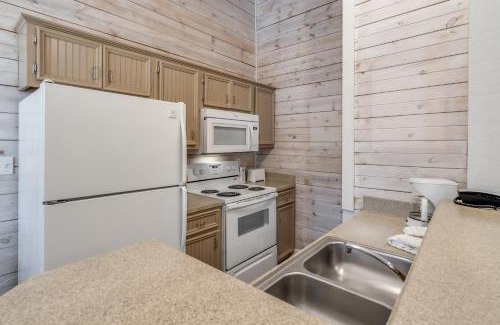 Conroe Hotel | Holiday Inn Club Vacations Piney Shores Resort at Lake Conroe