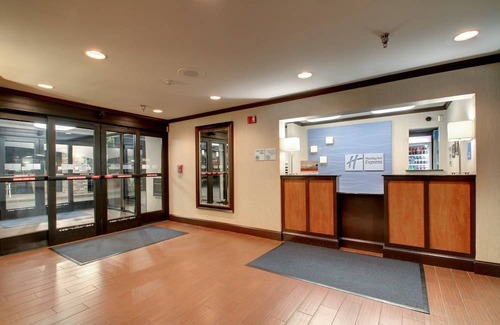 Oak Grove Hotel | Holiday Inn Express Fort Campbell-Oak Grove, an IHG Hotel