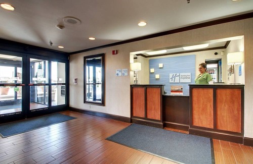 Oak Grove Hotel | Holiday Inn Express Fort Campbell-Oak Grove, an IHG Hotel