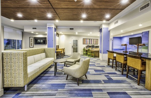 Farmers Branch Hotel | Holiday Inn Express & Suites Dallas NW - Farmers Branch by IHG