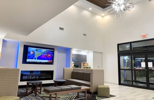 Longview Hotel | Holiday Inn Express & Suites Longview North, an IHG Hotel