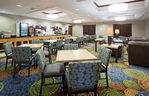 Kutzky Park Hotel | Holiday Inn Express and Suites Rochester West-Medical Center by IHG