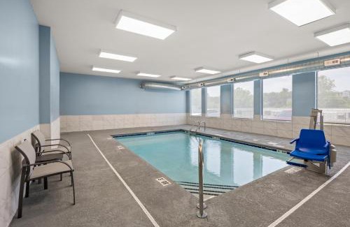 Woodfin Hotel | Holiday Inn Express Asheville Woodfin by IHG