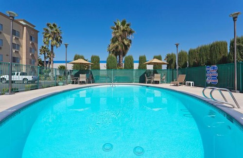 Pumpkin Center Hotel | Holiday Inn Express Bakersfield