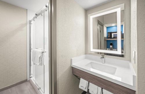 Woburn Hotel | Holiday Inn Express Boston North-Woburn by IHG