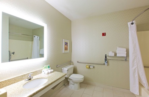 Fargo Hotel | Holiday Inn Express Fargo-West Acres by IHG