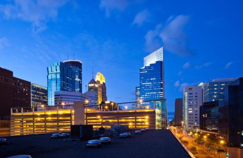 Downtown Minneapolis Hotel | Holiday Inn Express Hotel & Suites Minneapolis-Downtown Convention Center by IHG