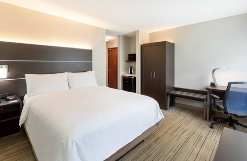 Downtown Minneapolis Hotel | Holiday Inn Express Hotel & Suites Downtown Minneapolis by IHG