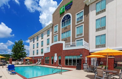 Springlake Hotel | Holiday Inn Express Hotel and Suites Shreveport South Park Plaza
