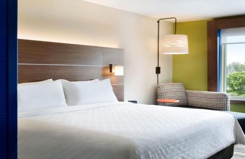 Woodbridge Hotel | Holiday Inn Express Hotel & Suites Woodbridge