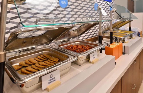 Woodbridge Hotel | Holiday Inn Express Hotel & Suites Woodbridge