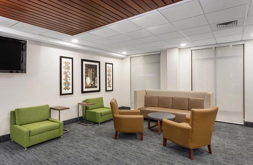 Woonsocket Hotel | Holiday Inn Express Hotel & Suites Providence-Woonsocket