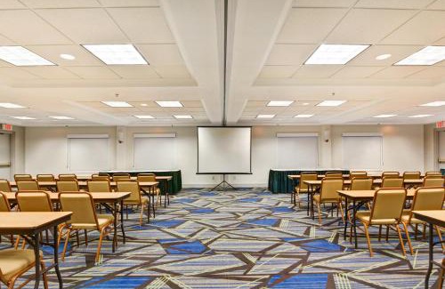 New Berlin Hotel | Holiday Inn Express Hotel & Suites Milwaukee-New Berlin by IHG