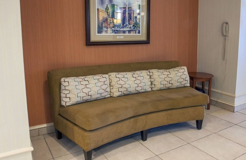 Cheektowaga Hotel | Holiday Inn Express Hotel & Suites Buffalo-Airport by IHG