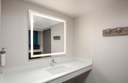 Ventura Hotel | Holiday Inn Express Hotel & Suites Ventura Harbor by IHG