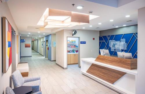 Wichita Hotel | Holiday Inn Express Hotel & Suites Wichita Airport by IHG