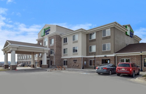 West Omaha Hotel | Holiday Inn Express Hotel & Suites Omaha West, an Ihg Hotel