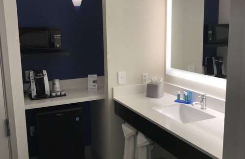 Tracy Hotel | Holiday Inn Express Hotel & Suites Tracy by IHG