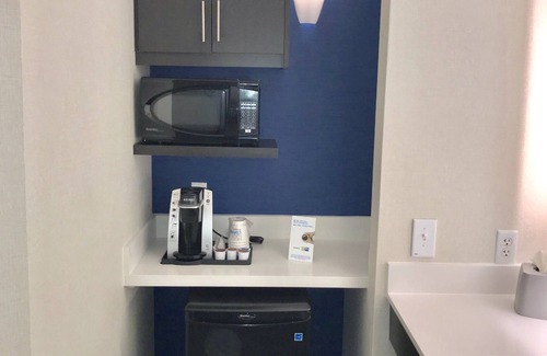 Tracy Hotel | Holiday Inn Express Hotel & Suites Tracy by IHG