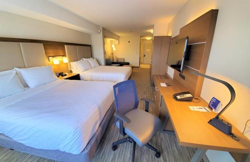 Lynnwood Hotel | Holiday Inn Express Hotel & Suites Lynnwood