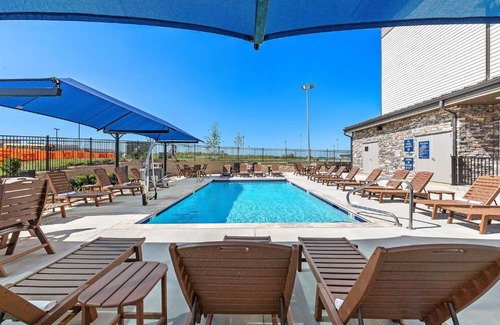 Waldron Hotel | Holiday Inn Express Kansas City North Parkville by IHG