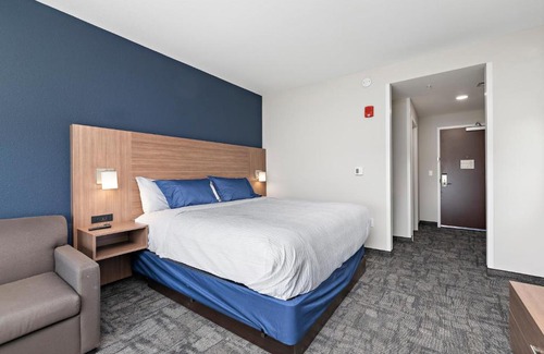 Waldron Hotel | Holiday Inn Express Kansas City North Parkville by IHG