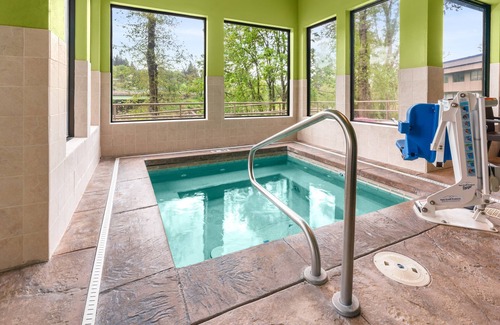 Gladstone Hotel | Holiday Inn Express Portland SE- Clackamas Area, an IHG Hotel
