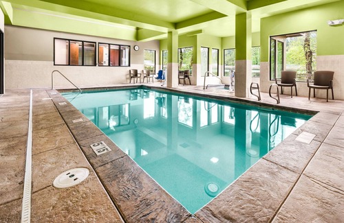 Gladstone Hotel | Holiday Inn Express Portland SE- Clackamas Area, an IHG Hotel