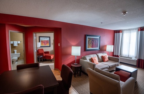 Chatham-Kent Hotel | Holiday Inn Express & Suites Chatham South by IHG
