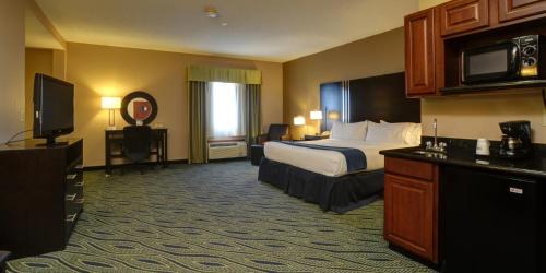 Midwest City Hotel | Holiday Inn Express & Suites Midwest City by IHG