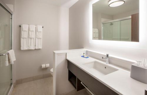 Morehead City Hotel | Holiday Inn Express & Suites - Morehead City by IHG