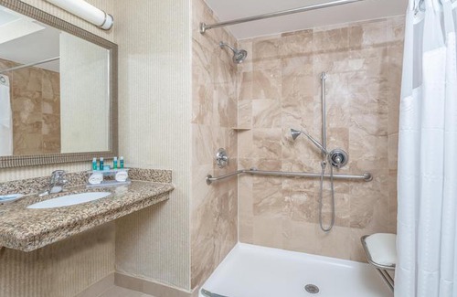 Midway-Pacific Highway Hotel | Holiday Inn Express San Diego - Sea World Area