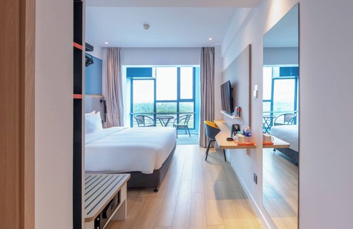 Pudong Hotel | Holiday Inn Express Shanghai Pudong Airport by IHG