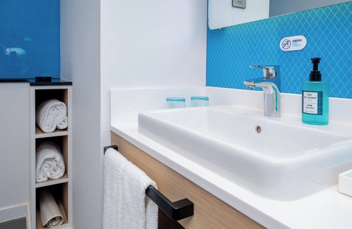 Pudong Hotel | Holiday Inn Express Shanghai Pudong Airport by IHG