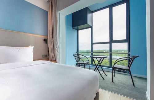 Pudong Hotel | Holiday Inn Express Shanghai Pudong Airport by IHG