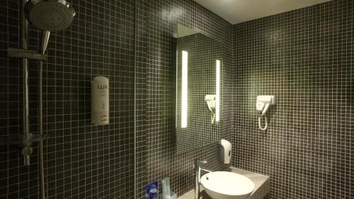 Baoshan Hotel | Holiday Inn Express Shanghai Gongkang by IHG